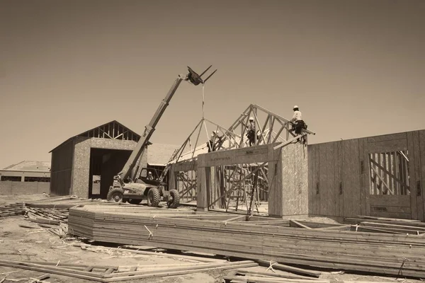 Estructura Nueva Construcción Que Está Siendo Ensamblado Por Una Tripulación — Foto de Stock