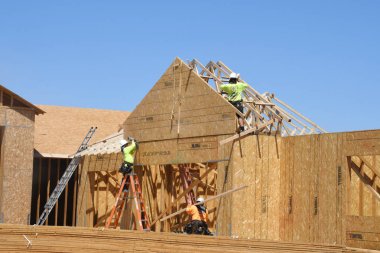 Yeni inşaat çerçeveleme işçiler tarafından istihdam edilmektedir inşaat şirketinden bir ekibi tarafından monte ediliyor. Bu evler Amerika Birleşik Devletleri'nin güneybatı parçası olan Arizona inşa ediliyor.