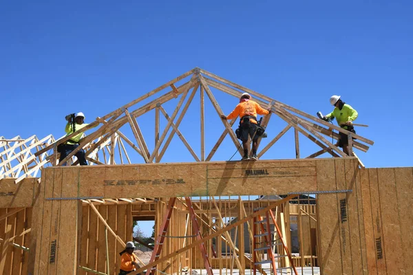 New Construction Framing Being Assembled Crew Construction Company Workers Employed — Stock Photo, Image