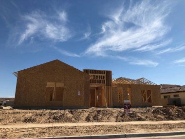 Yeni inşaat çerçeveleme işçiler tarafından istihdam edilmektedir inşaat şirketinden bir ekibi tarafından monte ediliyor. Bu evler Amerika Birleşik Devletleri'nin güneybatı parçası olan Arizona inşa ediliyor.