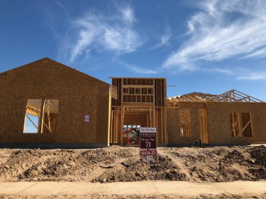 Yeni inşaat çerçeveleme işçiler tarafından istihdam edilmektedir inşaat şirketinden bir ekibi tarafından monte ediliyor. Bu evler Amerika Birleşik Devletleri'nin güneybatı parçası olan Arizona inşa ediliyor.