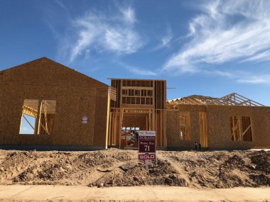 Yeni inşaat çerçeveleme işçiler tarafından istihdam edilmektedir inşaat şirketinden bir ekibi tarafından monte ediliyor. Bu evler Amerika Birleşik Devletleri'nin güneybatı parçası olan Arizona inşa ediliyor.