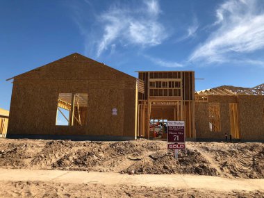 Yeni inşaat çerçeveleme işçiler tarafından istihdam edilmektedir inşaat şirketinden bir ekibi tarafından monte ediliyor. Bu evler Amerika Birleşik Devletleri'nin güneybatı parçası olan Arizona inşa ediliyor.