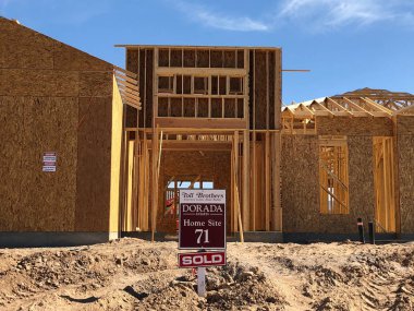 Yeni inşaat çerçeveleme işçiler tarafından istihdam edilmektedir inşaat şirketinden bir ekibi tarafından monte ediliyor. Bu evler Amerika Birleşik Devletleri'nin güneybatı parçası olan Arizona inşa ediliyor.