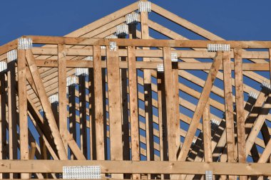 Yeni inşaat çerçeveleme işçiler tarafından istihdam edilmektedir inşaat şirketinden bir ekibi tarafından monte ediliyor. Bu evler Amerika Birleşik Devletleri'nin güneybatı parçası olan Arizona inşa ediliyor.