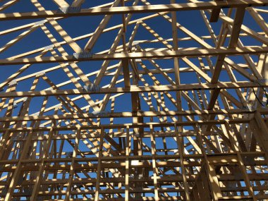 Yeni inşaat çerçeveleme işçiler tarafından istihdam edilmektedir inşaat şirketinden bir ekibi tarafından monte ediliyor. Bu evler Amerika Birleşik Devletleri'nin güneybatı parçası olan Arizona inşa ediliyor.