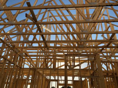 Yeni inşaat çerçeveleme işçiler tarafından istihdam edilmektedir inşaat şirketinden bir ekibi tarafından monte ediliyor. Bu evler Amerika Birleşik Devletleri'nin güneybatı parçası olan Arizona inşa ediliyor.