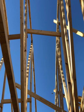 Yeni inşaat çerçeveleme işçiler tarafından istihdam edilmektedir inşaat şirketinden bir ekibi tarafından monte ediliyor. Bu evler Amerika Birleşik Devletleri'nin güneybatı parçası olan Arizona inşa ediliyor.