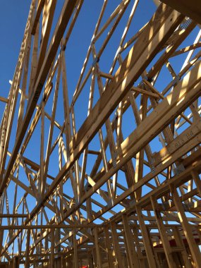 Yeni inşaat çerçeveleme işçiler tarafından istihdam edilmektedir inşaat şirketinden bir ekibi tarafından monte ediliyor. Bu evler Amerika Birleşik Devletleri'nin güneybatı parçası olan Arizona inşa ediliyor.