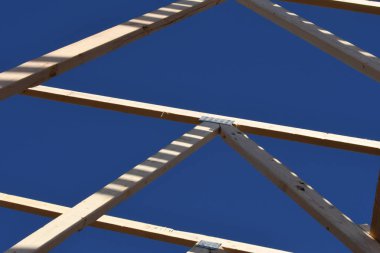 Yeni inşaat çerçeveleme işçiler tarafından istihdam edilmektedir inşaat şirketinden bir ekibi tarafından monte ediliyor. Bu evler Amerika Birleşik Devletleri'nin güneybatı parçası olan Arizona inşa ediliyor.