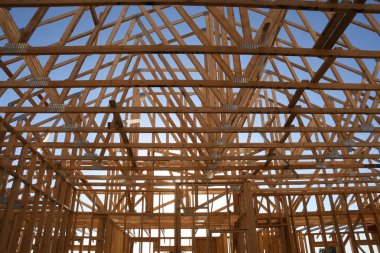 Yeni inşaat çerçeveleme işçiler tarafından istihdam edilmektedir inşaat şirketinden bir ekibi tarafından monte ediliyor. Bu evler Amerika Birleşik Devletleri'nin güneybatı parçası olan Arizona inşa ediliyor.