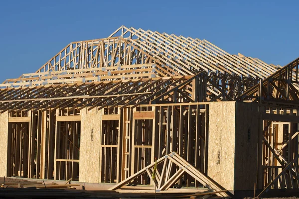 Yeni inşaat çerçeveleme işçiler tarafından istihdam edilmektedir inşaat şirketinden bir ekibi tarafından monte ediliyor. Bu evler Amerika Birleşik Devletleri'nin güneybatı parçası olan Arizona inşa ediliyor.