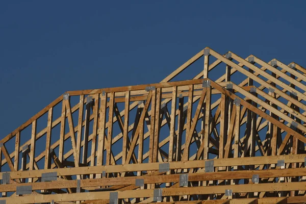 Neue Konstruktionsrahmen Die Von Einer Besatzung Der Baufirma Zusammengebaut Werden — Stockfoto