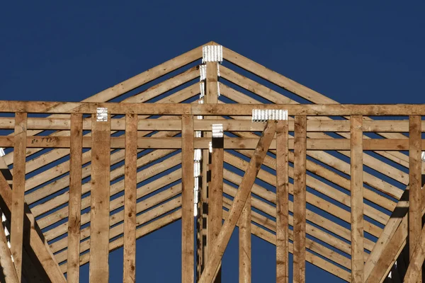 Yeni inşaat çerçeveleme işçiler tarafından istihdam edilmektedir inşaat şirketinden bir ekibi tarafından monte ediliyor. Bu evler Amerika Birleşik Devletleri'nin güneybatı parçası olan Arizona inşa ediliyor.