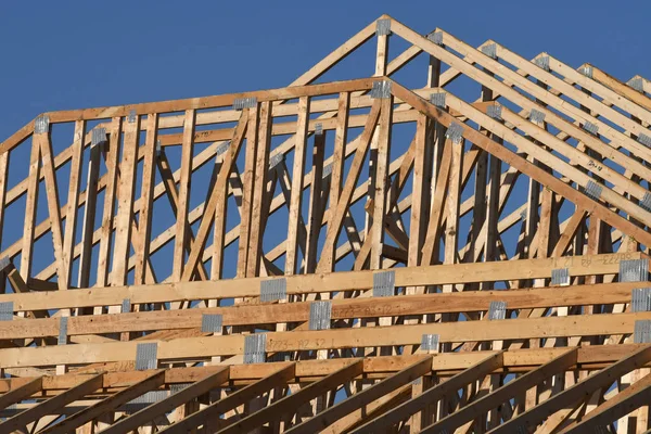 Yeni inşaat çerçeveleme işçiler tarafından istihdam edilmektedir inşaat şirketinden bir ekibi tarafından monte ediliyor. Bu evler Amerika Birleşik Devletleri'nin güneybatı parçası olan Arizona inşa ediliyor.