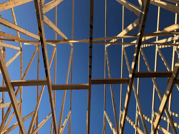 Yeni inşaat çerçeveleme işçiler tarafından istihdam edilmektedir inşaat şirketinden bir ekibi tarafından monte ediliyor. Bu evler Amerika Birleşik Devletleri'nin güneybatı parçası olan Arizona inşa ediliyor.