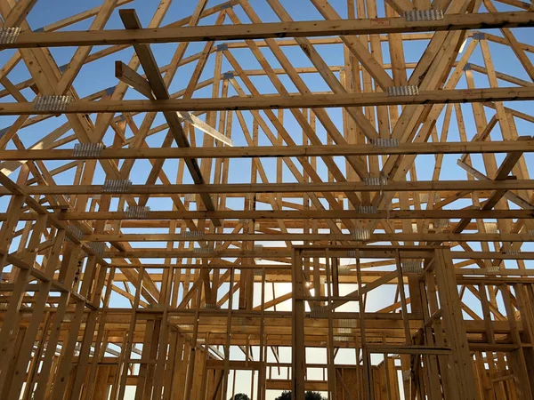 Yeni inşaat çerçeveleme işçiler tarafından istihdam edilmektedir inşaat şirketinden bir ekibi tarafından monte ediliyor. Bu evler Amerika Birleşik Devletleri'nin güneybatı parçası olan Arizona inşa ediliyor.