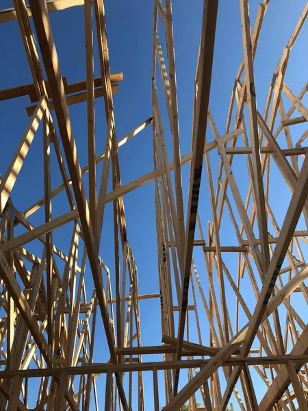 Yeni inşaat çerçeveleme işçiler tarafından istihdam edilmektedir inşaat şirketinden bir ekibi tarafından monte ediliyor. Bu evler Amerika Birleşik Devletleri'nin güneybatı parçası olan Arizona inşa ediliyor.