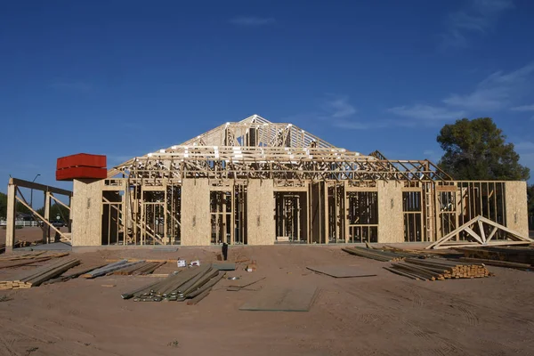 Yeni inşaat çerçeveleme işçiler tarafından istihdam edilmektedir inşaat şirketinden bir ekibi tarafından monte ediliyor. Bu evler Amerika Birleşik Devletleri'nin güneybatı parçası olan Arizona inşa ediliyor.