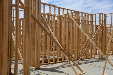 Yeni inşaat çerçeveleme işçiler tarafından istihdam edilmektedir inşaat şirketinden bir ekibi tarafından monte ediliyor. Bu evler Amerika Birleşik Devletleri'nin güneybatı parçası olan Arizona inşa ediliyor.