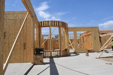 Yeni inşaat çerçeveleme işçiler tarafından istihdam edilmektedir inşaat şirketinden bir ekibi tarafından monte ediliyor. Bu evler Amerika Birleşik Devletleri'nin güneybatı parçası olan Arizona inşa ediliyor.