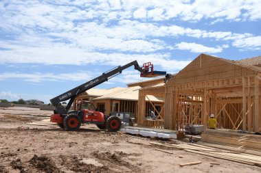 Yeni inşaat çerçeveleme işçiler tarafından istihdam edilmektedir inşaat şirketinden bir ekibi tarafından monte ediliyor. Bu evler Amerika Birleşik Devletleri'nin güneybatı parçası olan Arizona inşa ediliyor.