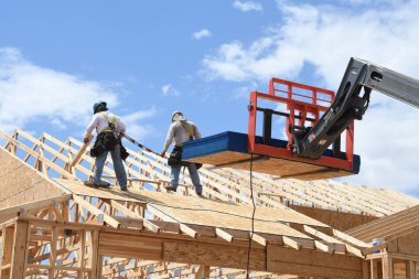 Yeni inşaat çerçeveleme işçiler tarafından istihdam edilmektedir inşaat şirketinden bir ekibi tarafından monte ediliyor. Bu evler Amerika Birleşik Devletleri'nin güneybatı parçası olan Arizona inşa ediliyor.