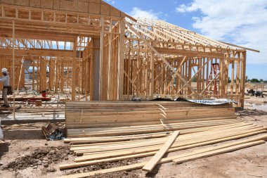 Yeni inşaat çerçeveleme işçiler tarafından istihdam edilmektedir inşaat şirketinden bir ekibi tarafından monte ediliyor. Bu evler Amerika Birleşik Devletleri'nin güneybatı parçası olan Arizona inşa ediliyor.