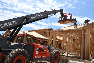 Yeni inşaat çerçeveleme işçiler tarafından istihdam edilmektedir inşaat şirketinden bir ekibi tarafından monte ediliyor. Bu evler Amerika Birleşik Devletleri'nin güneybatı parçası olan Arizona inşa ediliyor.
