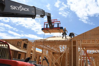 Yeni inşaat çerçeveleme işçiler tarafından istihdam edilmektedir inşaat şirketinden bir ekibi tarafından monte ediliyor. Bu evler Amerika Birleşik Devletleri'nin güneybatı parçası olan Arizona inşa ediliyor.