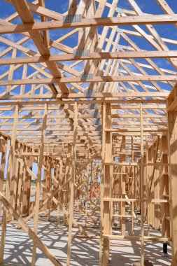 Yeni inşaat çerçeveleme işçiler tarafından istihdam edilmektedir inşaat şirketinden bir ekibi tarafından monte ediliyor. Bu evler Amerika Birleşik Devletleri'nin güneybatı parçası olan Arizona inşa ediliyor.