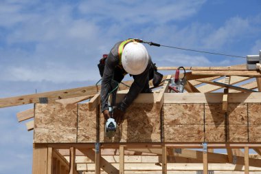 Yeni inşaat çerçeveleme işçiler tarafından istihdam edilmektedir inşaat şirketinden bir ekibi tarafından monte ediliyor. Bu evler Amerika Birleşik Devletleri'nin güneybatı parçası olan Arizona inşa ediliyor.