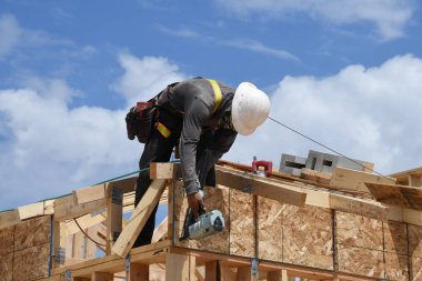 Yeni inşaat çerçeveleme işçiler tarafından istihdam edilmektedir inşaat şirketinden bir ekibi tarafından monte ediliyor. Bu evler Amerika Birleşik Devletleri'nin güneybatı parçası olan Arizona inşa ediliyor.