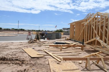 Yeni inşaat çerçeveleme işçiler tarafından istihdam edilmektedir inşaat şirketinden bir ekibi tarafından monte ediliyor. Bu evler Amerika Birleşik Devletleri'nin güneybatı parçası olan Arizona inşa ediliyor.