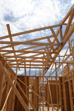 Yeni inşaat çerçeveleme işçiler tarafından istihdam edilmektedir inşaat şirketinden bir ekibi tarafından monte ediliyor. Bu evler Amerika Birleşik Devletleri'nin güneybatı parçası olan Arizona inşa ediliyor.