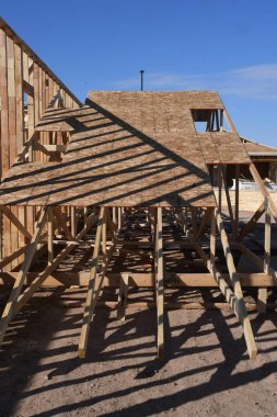 Yeni inşaat çerçeveleme işçiler tarafından istihdam edilmektedir inşaat şirketinden bir ekibi tarafından monte ediliyor. Bu evler Amerika Birleşik Devletleri'nin güneybatı parçası olan Arizona inşa ediliyor.