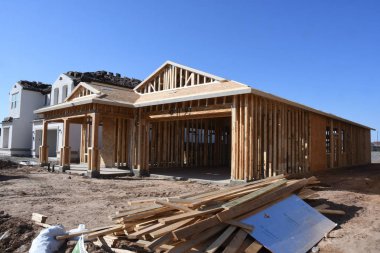 Yeni inşaat çerçeveleme işçiler tarafından istihdam edilmektedir inşaat şirketinden bir ekibi tarafından monte ediliyor. Bu evler Amerika Birleşik Devletleri'nin güneybatı parçası olan Arizona inşa ediliyor.