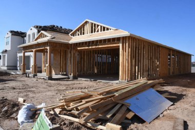 Yeni inşaat çerçeveleme işçiler tarafından istihdam edilmektedir inşaat şirketinden bir ekibi tarafından monte ediliyor. Bu evler Amerika Birleşik Devletleri'nin güneybatı parçası olan Arizona inşa ediliyor.