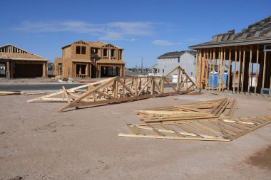 Yeni inşaat çerçeveleme işçiler tarafından istihdam edilmektedir inşaat şirketinden bir ekibi tarafından monte ediliyor. Bu evler Amerika Birleşik Devletleri'nin güneybatı parçası olan Arizona inşa ediliyor.