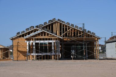 Yeni inşaat çerçeveleme işçiler tarafından istihdam edilmektedir inşaat şirketinden bir ekibi tarafından monte ediliyor. Bu evler Amerika Birleşik Devletleri'nin güneybatı parçası olan Arizona inşa ediliyor.