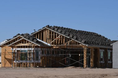 Yeni inşaat çerçeveleme işçiler tarafından istihdam edilmektedir inşaat şirketinden bir ekibi tarafından monte ediliyor. Bu evler Amerika Birleşik Devletleri'nin güneybatı parçası olan Arizona inşa ediliyor.