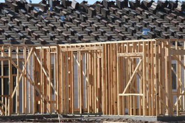 Yeni inşaat çerçeveleme işçiler tarafından istihdam edilmektedir inşaat şirketinden bir ekibi tarafından monte ediliyor. Bu evler Amerika Birleşik Devletleri'nin güneybatı parçası olan Arizona inşa ediliyor.