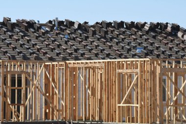 Yeni inşaat çerçeveleme işçiler tarafından istihdam edilmektedir inşaat şirketinden bir ekibi tarafından monte ediliyor. Bu evler Amerika Birleşik Devletleri'nin güneybatı parçası olan Arizona inşa ediliyor.