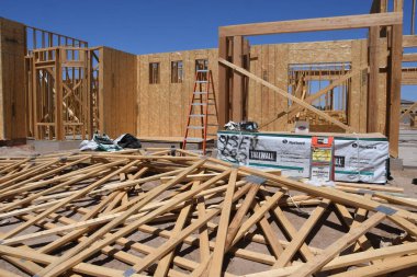 Yeni inşaat çerçeveleme işçiler tarafından istihdam edilmektedir inşaat şirketinden bir ekibi tarafından monte ediliyor. Bu evler Amerika Birleşik Devletleri'nin güneybatı parçası olan Arizona inşa ediliyor.