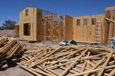 Yeni inşaat çerçeveleme işçiler tarafından istihdam edilmektedir inşaat şirketinden bir ekibi tarafından monte ediliyor. Bu evler Amerika Birleşik Devletleri'nin güneybatı parçası olan Arizona inşa ediliyor.