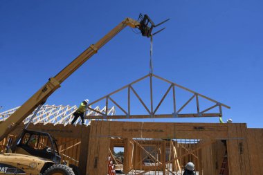 Yeni inşaat çerçeveleme işçiler tarafından istihdam edilmektedir inşaat şirketinden bir ekibi tarafından monte ediliyor. Bu evler Amerika Birleşik Devletleri'nin güneybatı parçası olan Arizona inşa ediliyor.