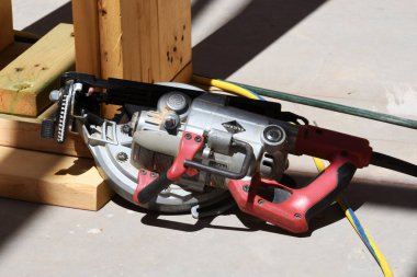 Yeni inşaat çerçeveleme işçiler tarafından istihdam edilmektedir inşaat şirketinden bir ekibi tarafından monte ediliyor. Bu evler Amerika Birleşik Devletleri'nin güneybatı parçası olan Arizona inşa ediliyor.