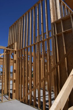 Yeni inşaat çerçeveleme işçiler tarafından istihdam edilmektedir inşaat şirketinden bir ekibi tarafından monte ediliyor. Bu evler Amerika Birleşik Devletleri'nin güneybatı parçası olan Arizona inşa ediliyor.