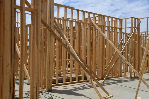 Yeni inşaat çerçeveleme işçiler tarafından istihdam edilmektedir inşaat şirketinden bir ekibi tarafından monte ediliyor. Bu evler Amerika Birleşik Devletleri'nin güneybatı parçası olan Arizona inşa ediliyor.