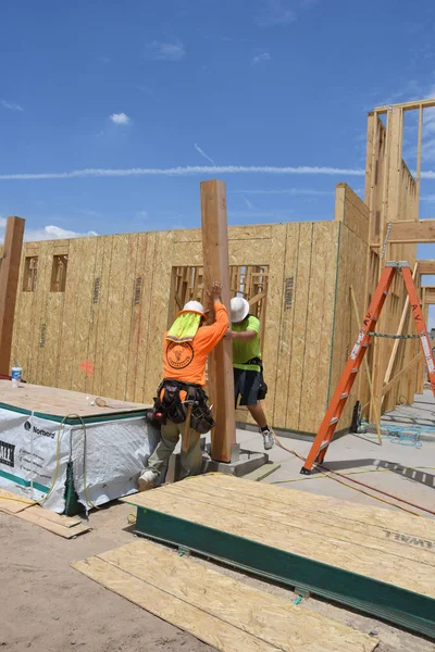 Nova Estrutura Construção Sendo Montada Por Uma Equipe Empresa Construção — Fotografia de Stock